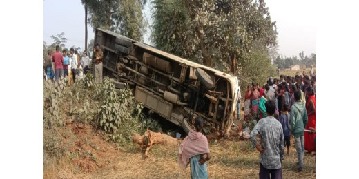 रामगढ़ में यात्रियों से भरी बस पलटी, 1 की मौत, 24 घायल